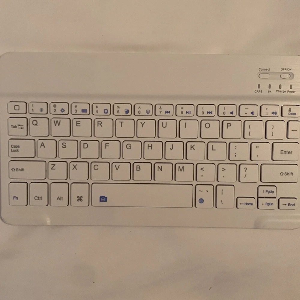 IPAD WIHITE KEYBOARD W. Cable
